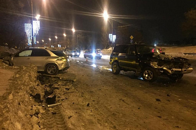 В Самаре "Тойота" потеряла колесо и врезалась на встречке в "Мерседес"