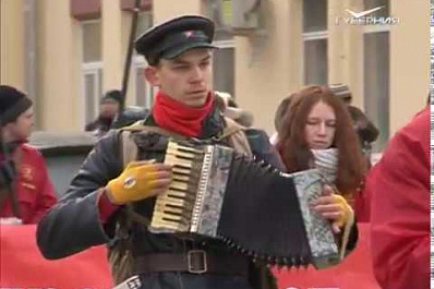 В центре Самары прошла демонстрация в честь 100-летия Октябрьской революции