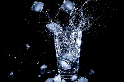 В Роспотребнадзоре рассказали, почему нельзя пить воду со льдом в жару