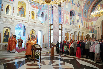 Дмитрий Азаров встретил Пасху в Софийском соборе вместе с самарцами