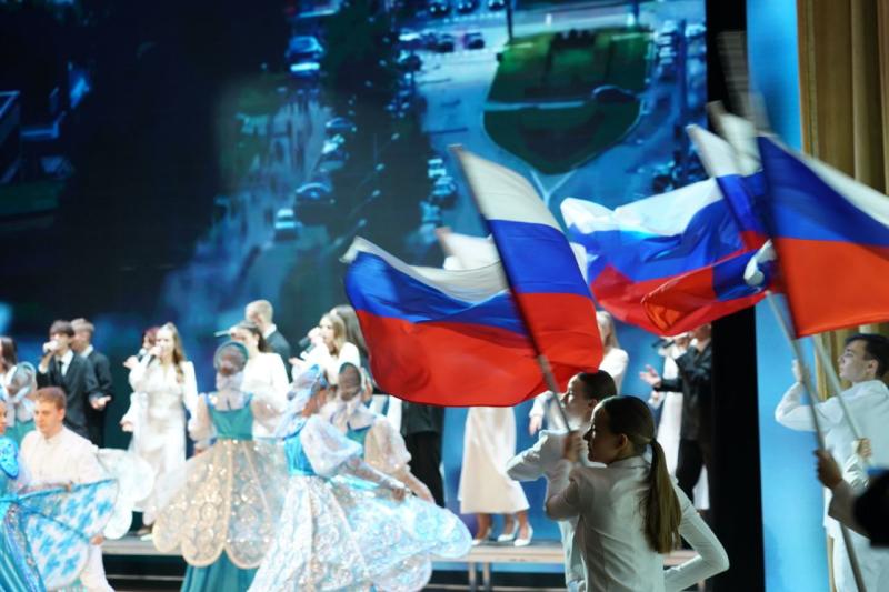 Вячеслав Федорищев вручил знак "Почетный гражданин Самарской области" Олегу Кононенко