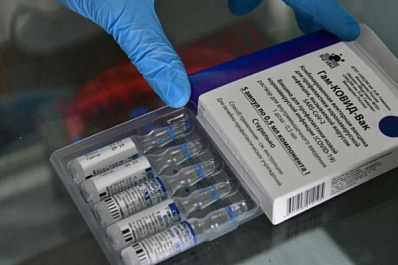 В Чапаевске жители проходят вакцинацию и диспансеризацию в мобильном комплексе