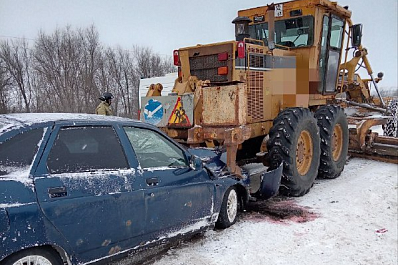 В Самарской области 14 декабря на трассе столкнулись трактор и легковушка