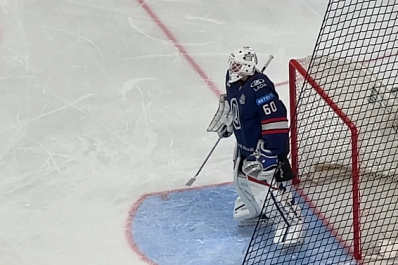 Хоккейная "Лада" одержала третью домашнюю победу за октябрь