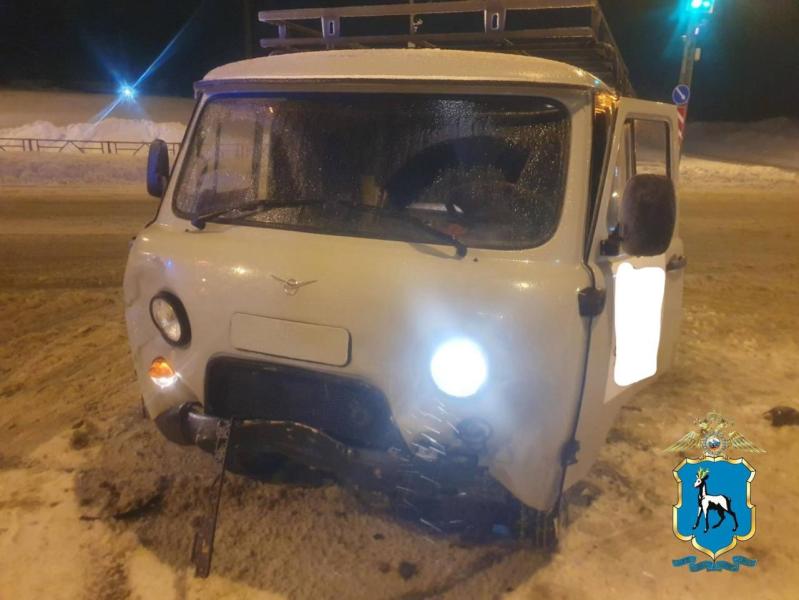 В Самарской области на трассе столкнулись УАЗ и "четырнадцатая"