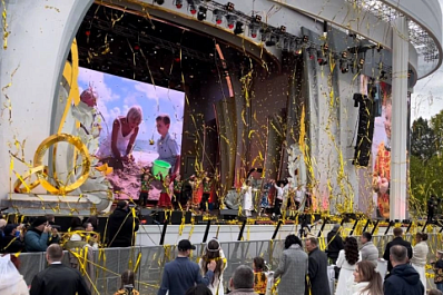 12 мая на выставке "Россия" прошла самая массовая церемония бракосочетания