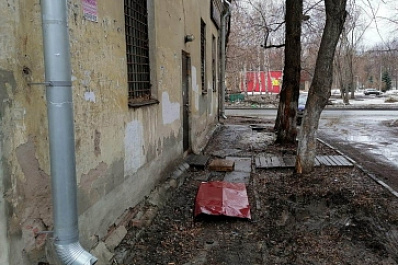 В Самаре упавшей с крыши кровлей оторвало руку мужчине