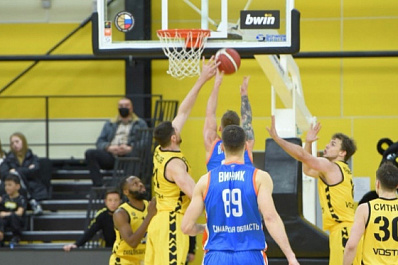 Баскетбольная "Самара" уступила на Сахалине в овертайме 