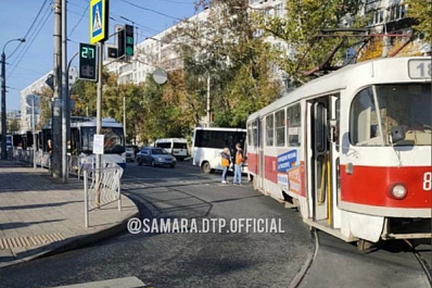В Самаре на улице Клинической встали трамваи