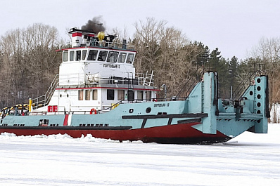 Лед тронулся: в Рождественской Воложке активно работает ледокол-буксир "Портовый-13"