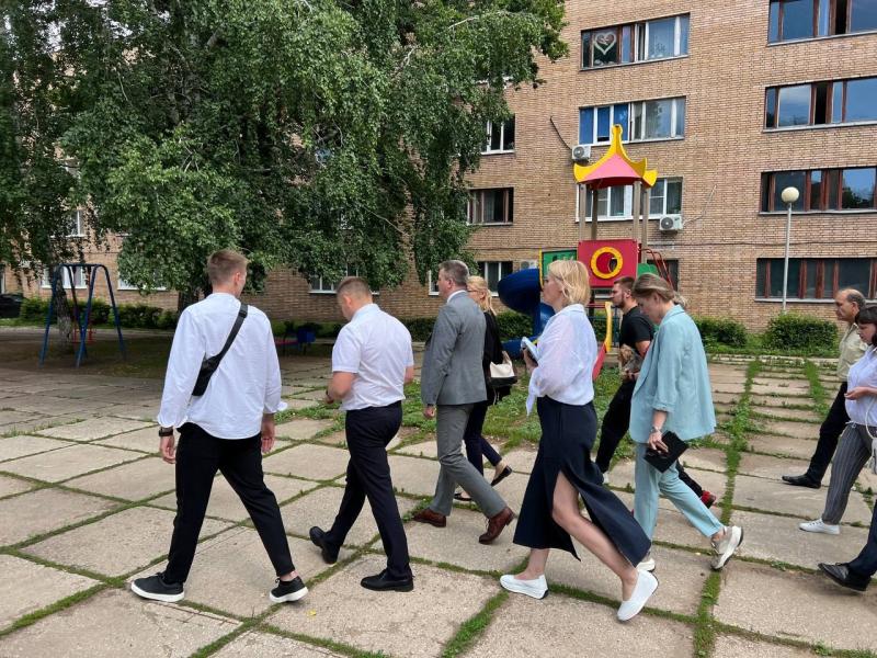 Благоустройство - на особом контроле: вице-губернатор Самарской области Вячеслав Романов провел выездной личный приём в Тольятти 