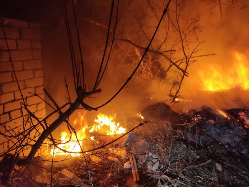 В Октябрьске загорелась мусорная свалка