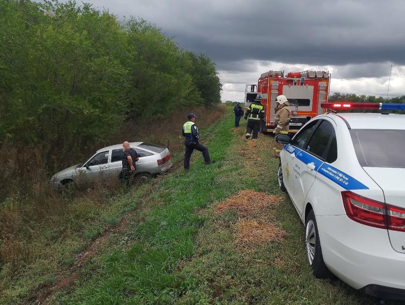 В Самарской области на трассе легковушка съехала в кювет
