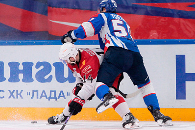 В хоккейной 
