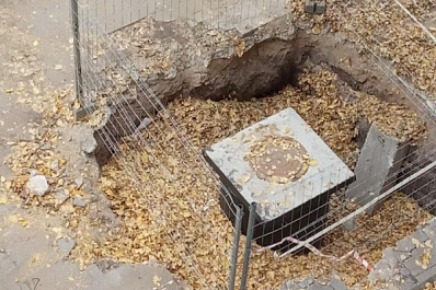 В Тольятти жители опасаются огромной ямы