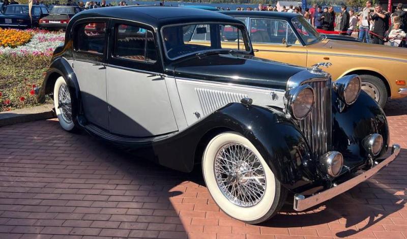 Самарцы смогли увидеть около 60 ретроавтомобилей на набережной