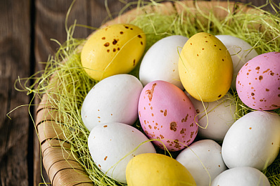 Чем лучше красить яйца к Пасхе: мнение экспертов