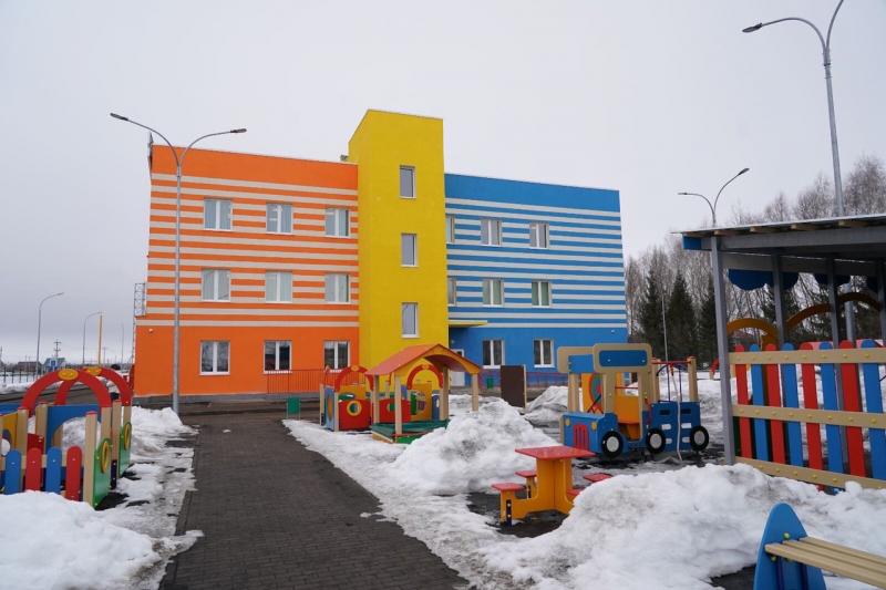 Яркое детство: Дмитрий Азаров оценил качество строительства нового детского сада в селе Красный Яр