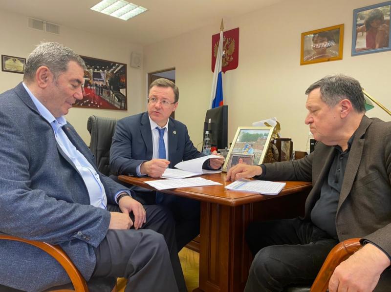 Работает без выходных: Дмитрий Азаров обсудил с Андреем Макаровым и Леонидом Симановским привлечение допсредств для Самарской области