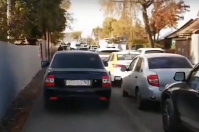 В Самаре оштрафовали водителя, объезжавшего пробку по тротуару