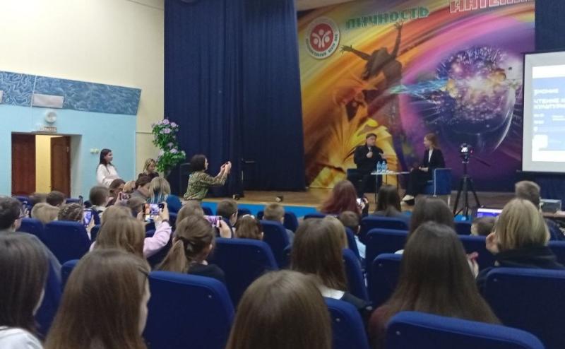 За кулисами профессии: Максим Лагашкин рассказал школьникам о книгах своей жизни в проекте общества "Знание"