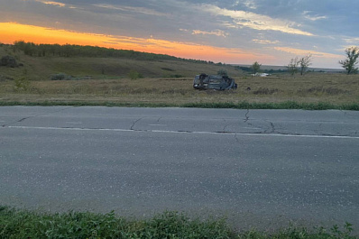 Смертельное ДТП между Рощинским и Самарой: "Шкода" вылетела с дороги на повороте и перевернулась