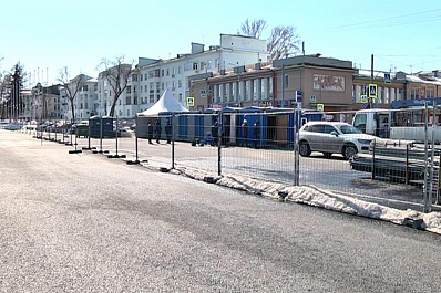 На площади им. Куйбышева начался монтаж сцены для предстоящего фестиваля болельщиков ЧМ-2018