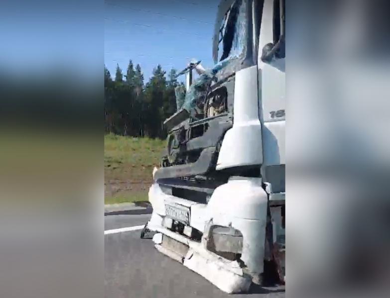 На трассе М5 под Тольятти грузовик влетел в стоящую на обочине фуру