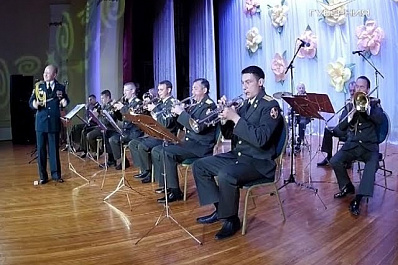 Военный оркестр дал концерт в Самаре в преддверии Дня пожилого человека