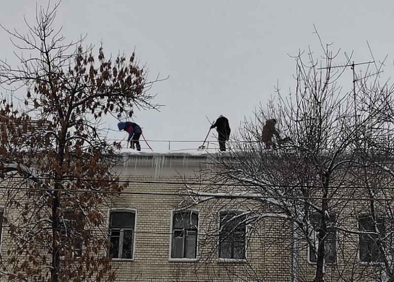 В Самаре 70 бригад расчищают крыши от снега