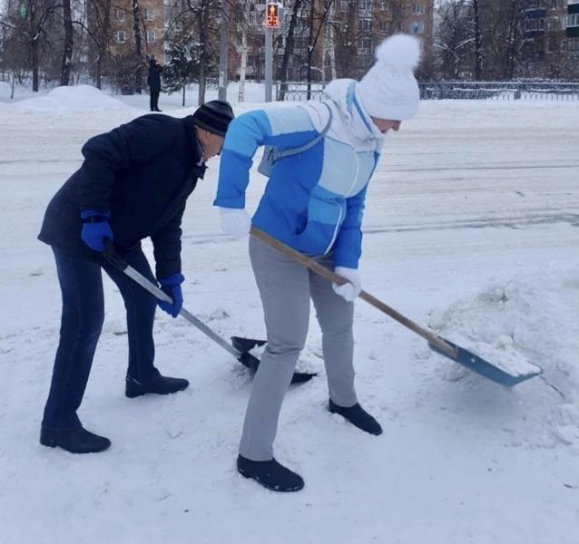 В Сызрани сотрудники администрации вышли на воскресник по уборке снега 