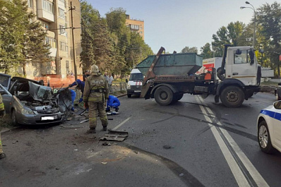 В Самаре водитель "Приоры" погиб после столкновения с мусоровозом
