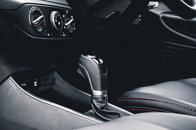 Автоэксперт рассказал, какая привычка водителей может сломать "автомат"