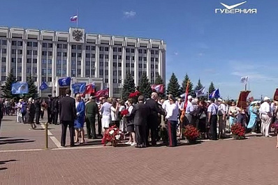 В Самаре возложили цветы к Вечному огню на площади Славы