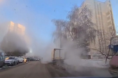 Пешеходов не видно: в Самаре ул. Енисейскую заволокло паром из-за утечки на теплосети