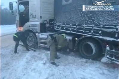 Люди оказались в снежном плену на трассе М5