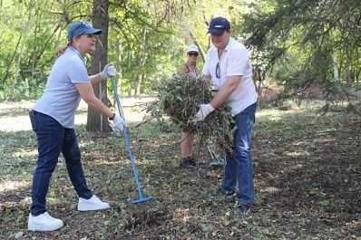 В Самаре активисты провели субботник в Ботаническом саду