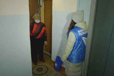 В Кинеле в рамках акции “Ёлка желаний” пожилые люди получили новогодние подарки