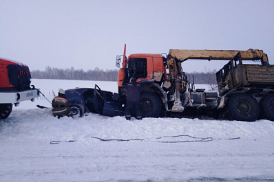 В Самарской области "Форд Фокус" столкнулся с "КамАЗом", погиб пассажир легковушки