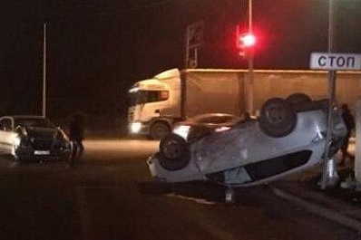 Встал на крышу: в Самаре Mitsubishi с ребенком перевернулся в результате столкновения с Mercedes