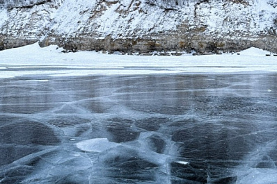 Самарцев предупреждают: тонкий лед несет опасность