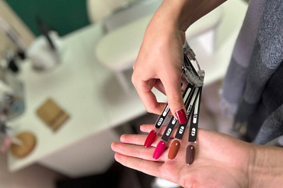 "Никто не равняется на блик": мастер маникюра из Самары назвала самые актуальные дизайны предстоящей зимы