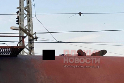 Мальчик сгорел, схватившись за высоковольтные провода