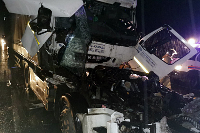 На трассе М5 столкнулись два большегруза, водителя зажало в кабине