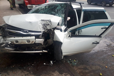 В Тольятти 40-летний водитель "Гранты" врезался в дерево