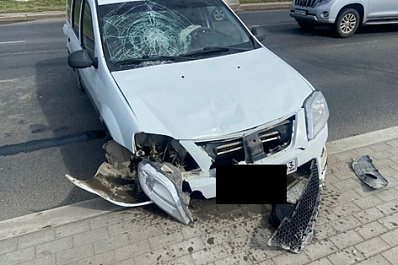 В Самаре парень на "Ларгусе" сбил женщину и влетел в бордюр