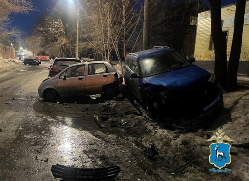 В Самаре молодой водитель Mercedes-Benz снес три припаркованные машины