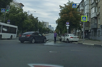 Пострадал ребенок: в Самаре на Полевой столкнулись BMW и Chevrolet Cruze