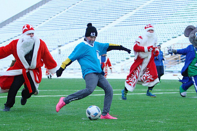 Деды Морозы сыграли в футбол с детьми из самарских интернатов