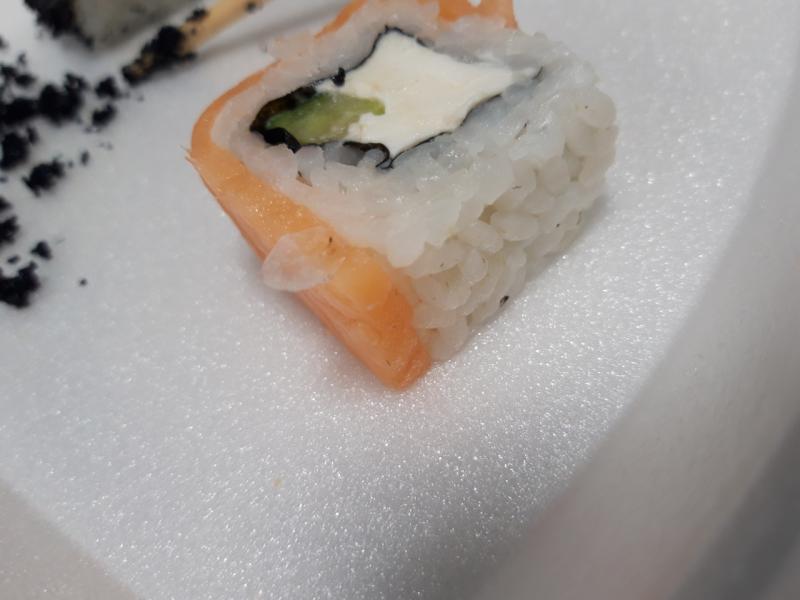 Роллы с чешуей и червями на праздничный ужин отведали тольяттинцы